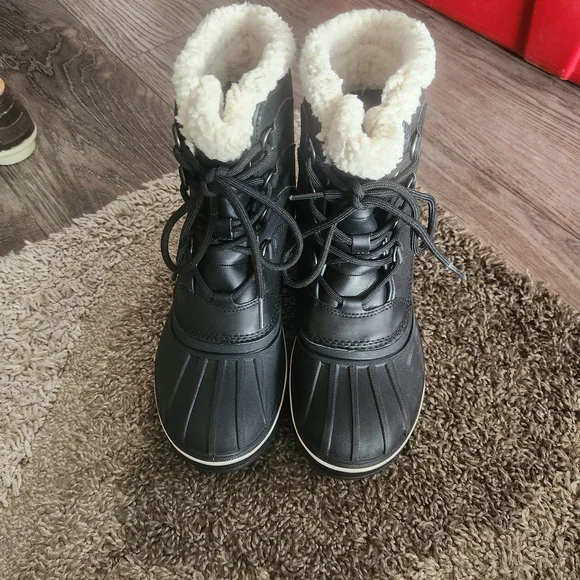 CROCS Black Winter Boots with White Lining - Picture 2 of 7